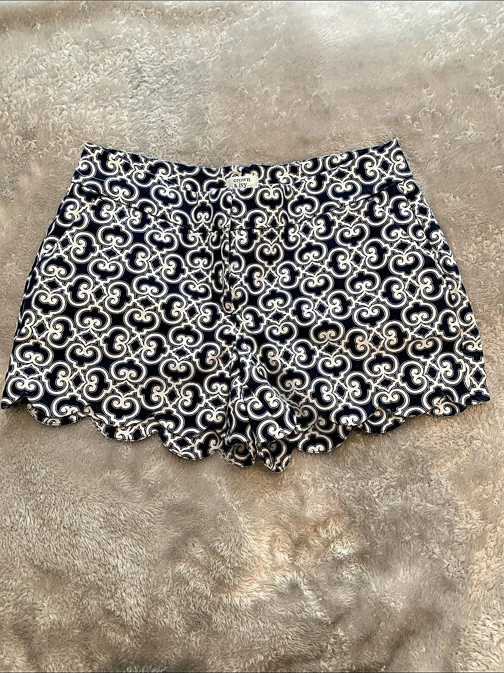 Crown & Ivy Shelby Scalloped Shorts Blue & White Size 4